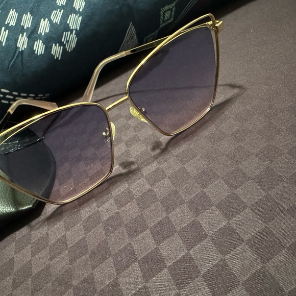 Gold oversized cat-eye sunglasses with metallic frame and gradient lenses main image 4